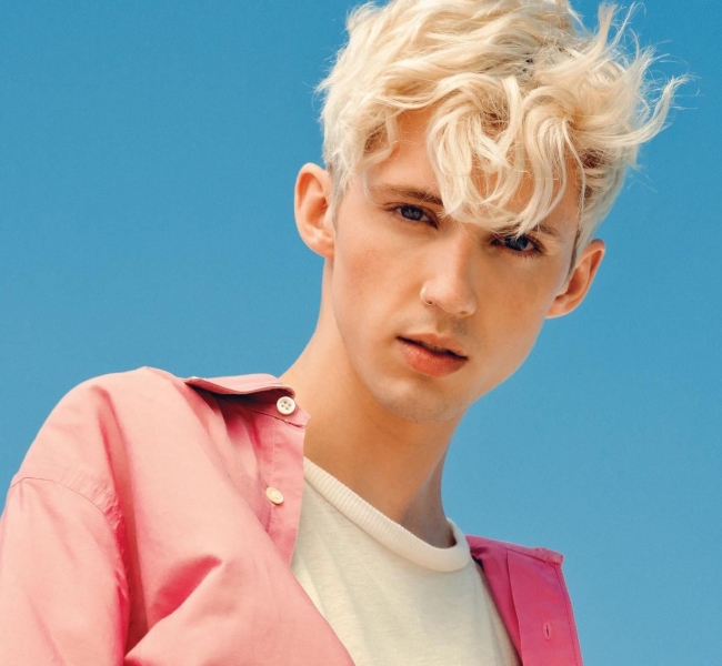 Мальчик + Мальчик + Море: Troye Sivan резвится на пляже в новом видео «Lucky Strike»