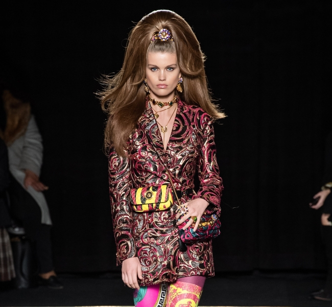 Донателла Версаче вернулась к истокам в показе Versace Pre-Fall 2019