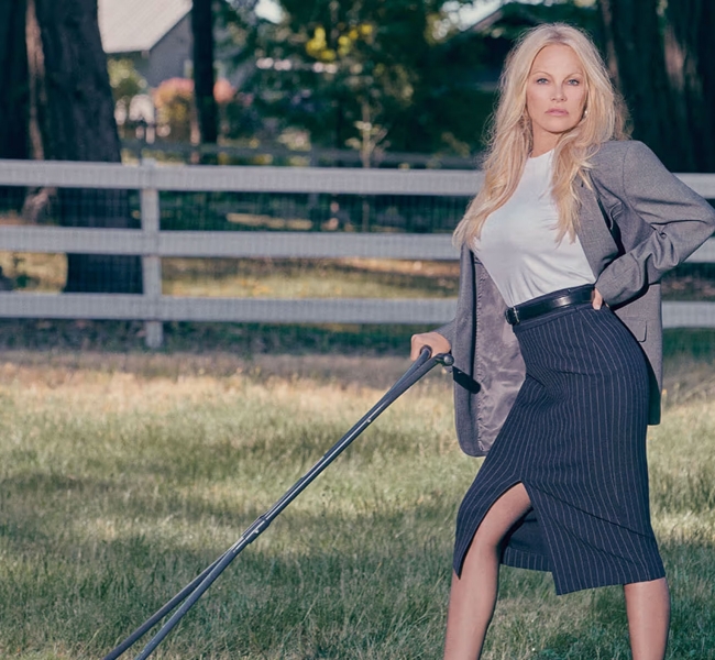 Pamela Anderson очолює домашню колекцію Aritzia осінь 2023