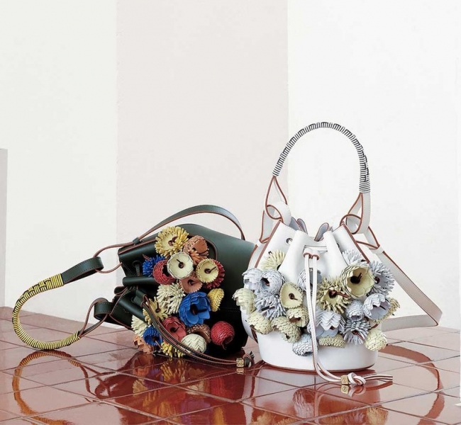 Новая коллекция сумок LOEWE посвящена искусству ткачества