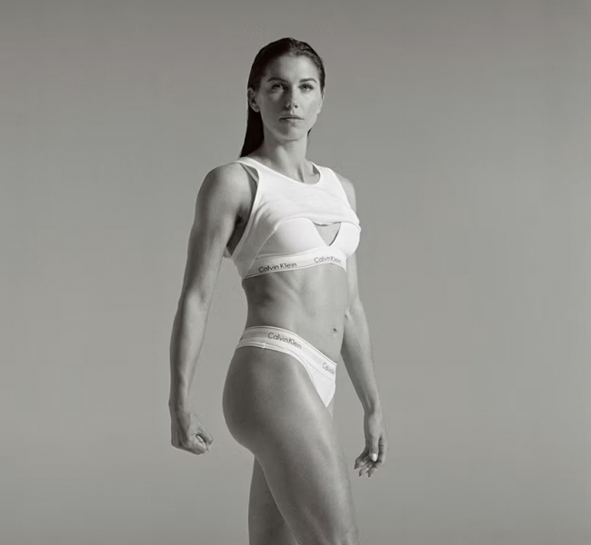 Calvin Klein представляє жінок-футболісток в кампанії «Calvins or Nothing»