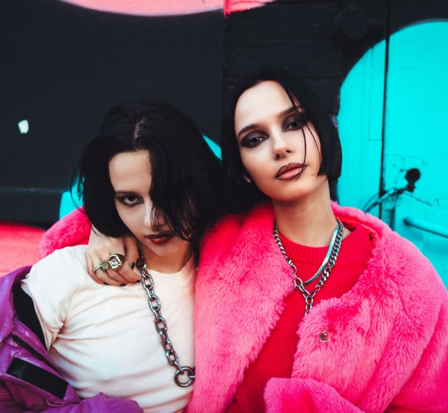 Українки Bloom Twins презентують трек Pretty in Pink про прийняття викликів
