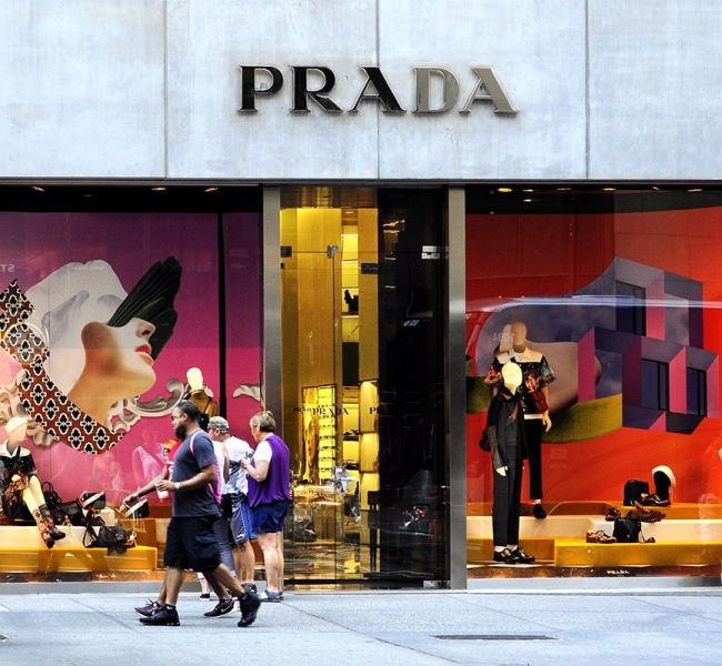 Prada становится первым люксовым брендом, взявшим кредит на «устойчивое развитие». Вот что это значит