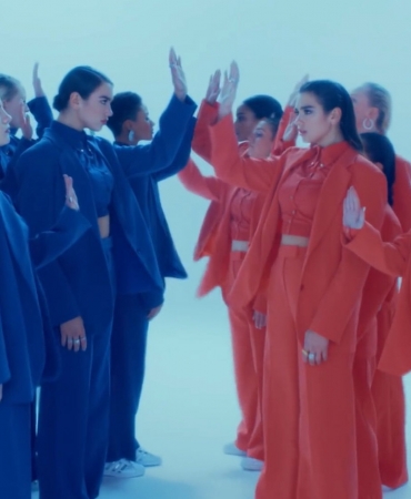 Dua Lipa представила новое видео "IDGAF"