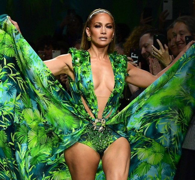 Versace подает в суд на масс-маркет-бренд Fashion Nova за копирование «того самого платья» Дженнифер Лопес