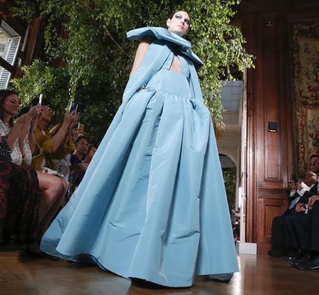 Буйство красок и полет фантазии на показе кутюрной коллекции Valentino