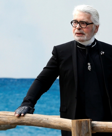 Третий отчет в истории: Chanel сообщили, сколько заработали в последний год Карла Лагерфельда
