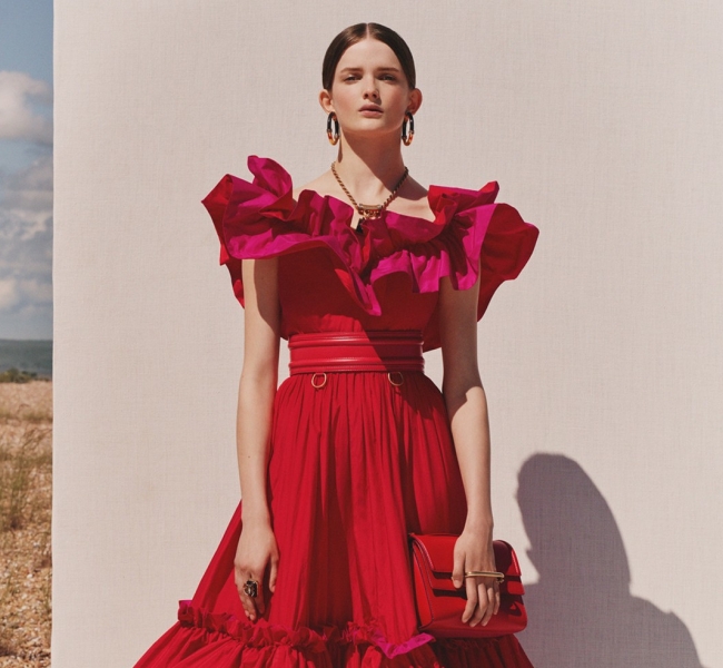 Бунтарский взгляд на современную женственность: Alexander McQueen представил Pre-Collection SS20