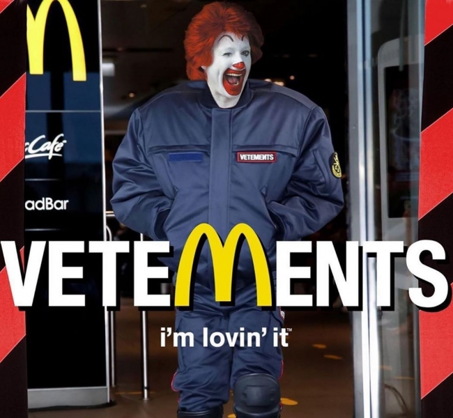 Vetements обвинили Balenciaga в плагиате. Но обе футболки создал Демна Гвасалия!