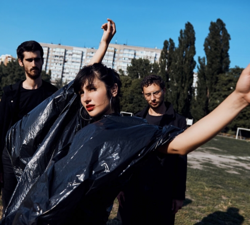 Группа yeyo представила новое видео "Wake Up"