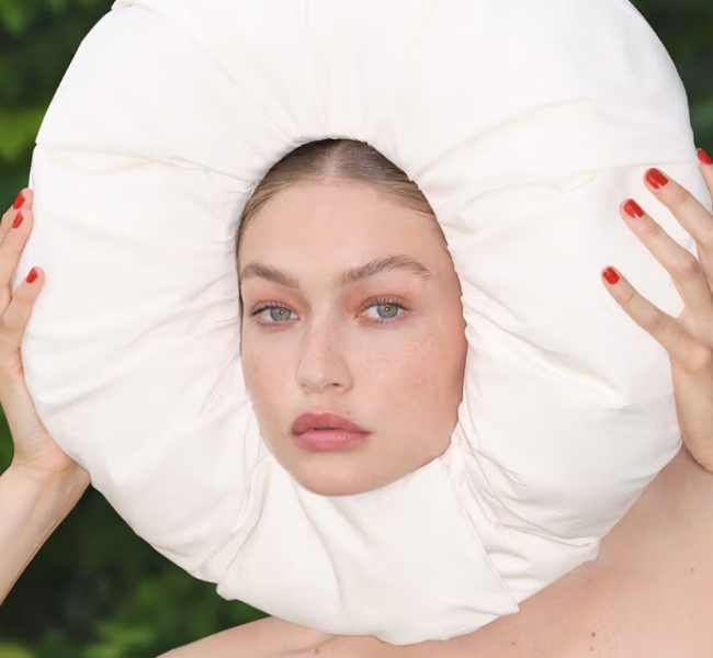 Gigi Hadid в новій кампанії Jacquemus «LE CHOUCHOU»