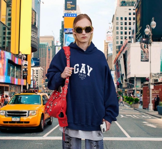Balenciaga поддерживает сообщество ЛГБТК +, посвятив капсулу Прайду