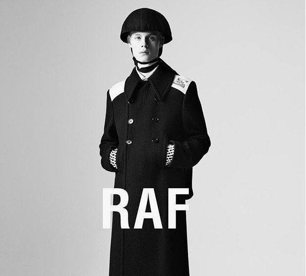 Жокейские шлемы и металлические цветы в кампейне Raf Simons FW19