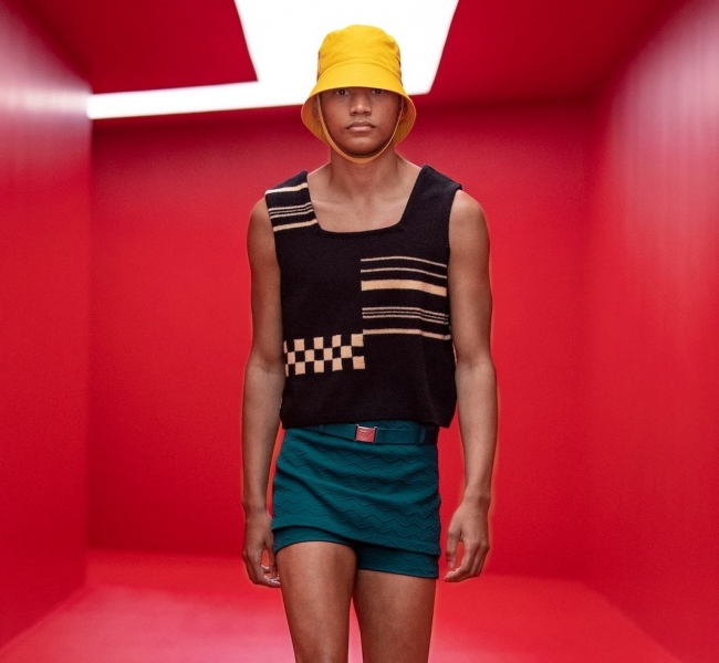 Бежать на пляж, как в детстве: Prada представляет коллекцию мужской одежды SS22