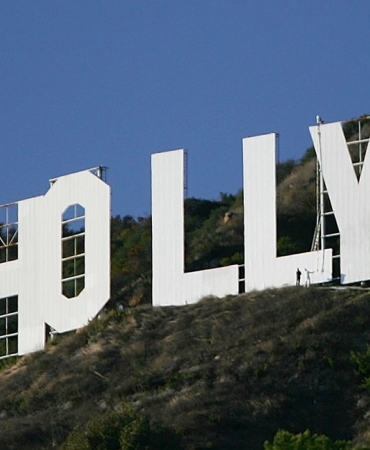 Порно-модель и её команда изменили надпись Hollywood на «буфера». Угадайте почему