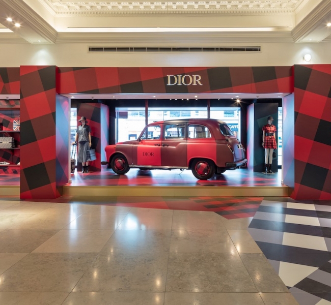Dior «одевает» лондонские такси в честь открытия Pop-Up пространства