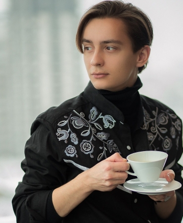 25 поводов быть собой: Роман Тимофеев в спецпроекте OREST X 2KOLYORY