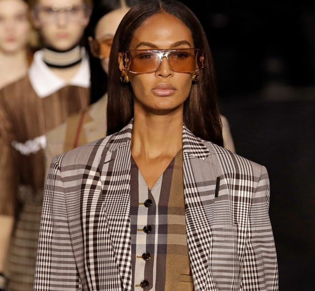 BURBERRY скасовує свій показ SS23 після смерті Королеви Єлизавети II