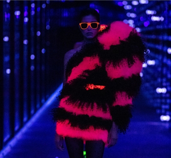 Королевы нуара и неоновые демоны на показе Saint Laurent