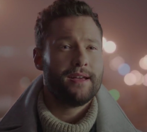 Гей-пара на улицах Киева в клипе британского певца Calum Scott