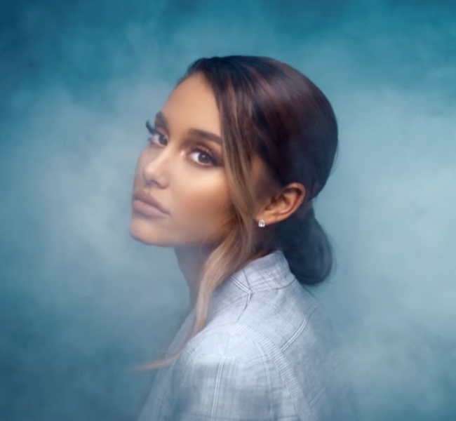 Ариана Гранде представила новое музыкальное видео «Breathin»