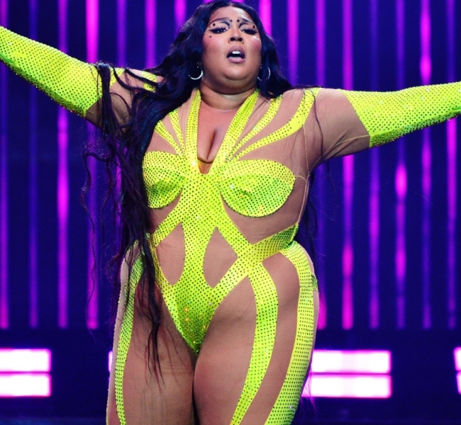 LIZZO запросила Drag Queens на сцену після закону штату Теннессі, який обмежує драг-шоу