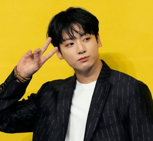 Jung Kook з BTS випустив відео на пісню "DREAMERS"