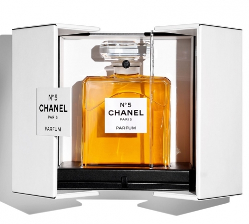 В честь легендарного N°5: Chanel Beauty выпустили праздничный календарь