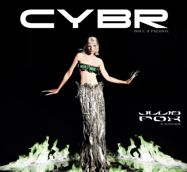 Julia Fox – космічна злодійка на обкладинці журналу CYBR