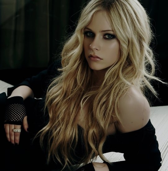 AVRIL LAVIGNE & Grey презентовали новый сингл "Wings Clipped"