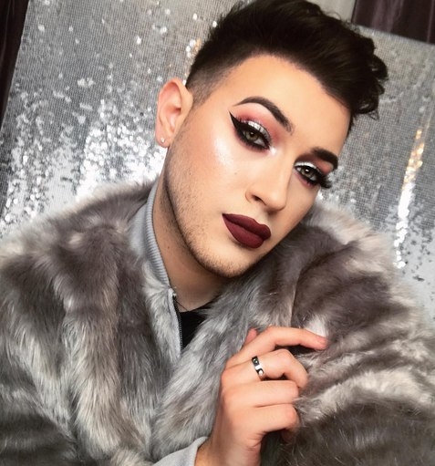 Впервые парень стал лицом женской косметики Maybelline