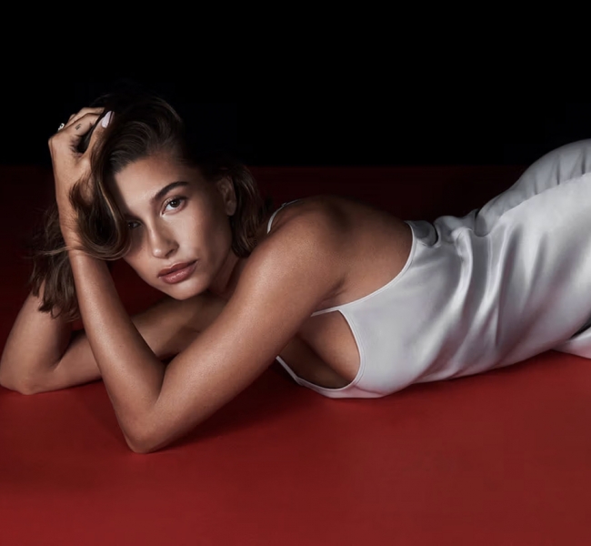 Hailey Bieber в новій святковій кампанії Calvin Klein