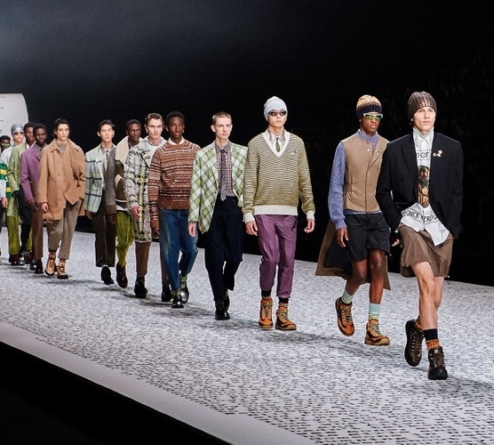 Подиум в виде романа «В дороге»: Новая коллекция Dior Men’s
