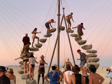 Лучшие инсталляции и костюмы гостей на фестивале Burning Man 2019