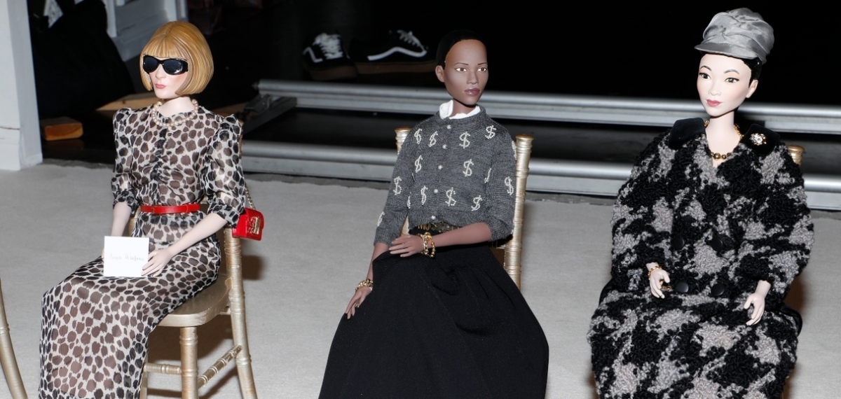 Это надо видеть: Кукольные Анна Винтур, Хэмиш Боулз, Су Джу на показе Moschino SS21