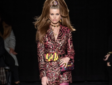 Донателла Версаче вернулась к истокам в показе Versace Pre-Fall 2019