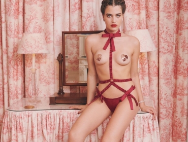 Agent Provocateur готовится к праздникам с новым праздничным кампейном Holiday 2021.