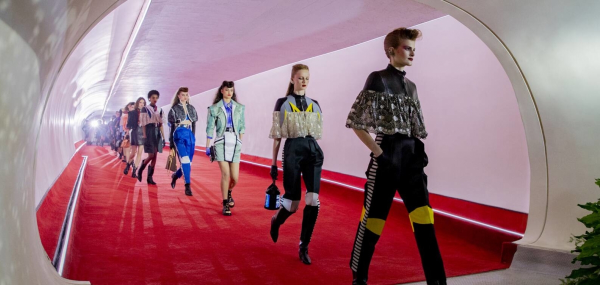 #Будущее_Наступило: Louis Vuitton представили смартфон-сумки с экранами