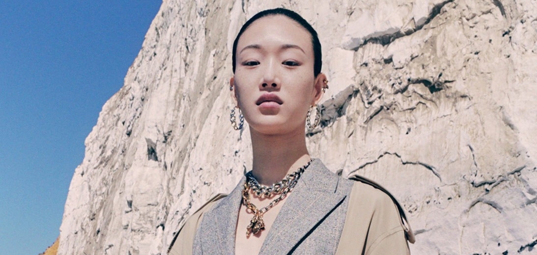 Британские традиции и актуальный минимализм в коллекции Alexander McQueen SS21