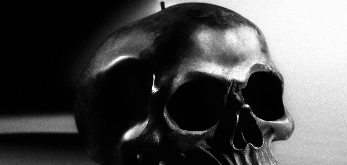 Свечи-черепа, оккультные книги и прочие странности: Saint Laurent представили капсулу на Хэллоуин
