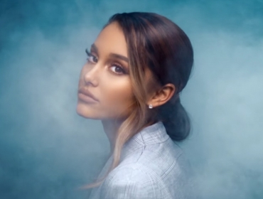 Ариана Гранде представила новое музыкальное видео «Breathin»
