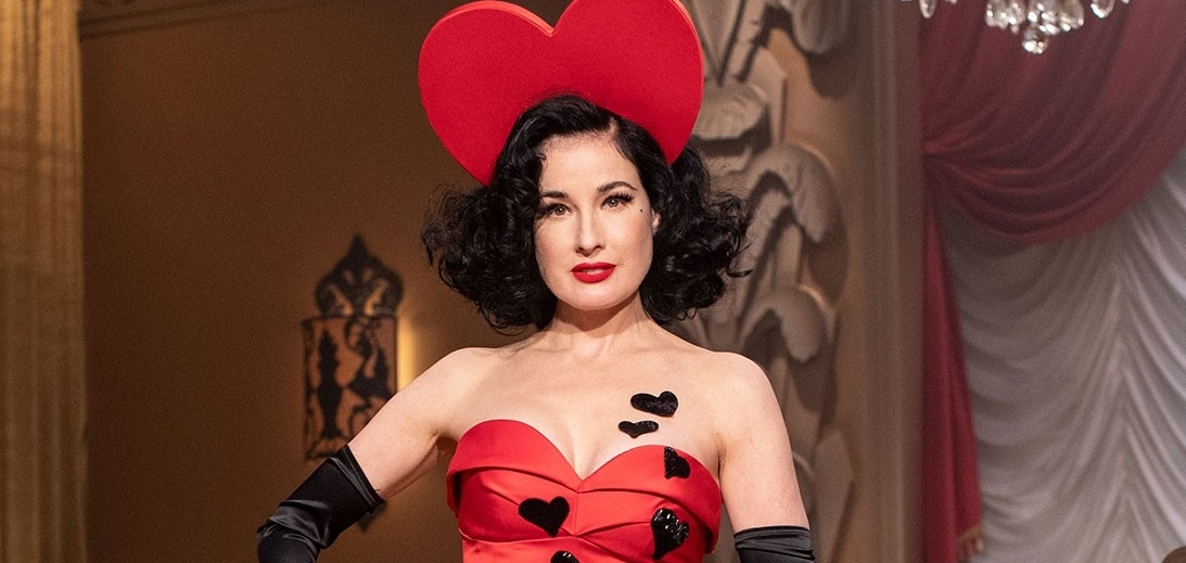 Смотрите потрясающий fashion-фильм Джереми Скотта для Moschino FW21 в стиле 40-х годов