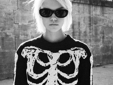 «Кошелек или жизнь»: Saint Laurent выпустили мрачную капсулу специально на Хэллоуин