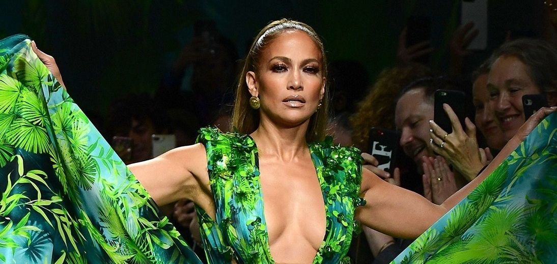 Versace и Fashion Nova урегулировали судебный процесс из-за знаменитого платья J.Lo