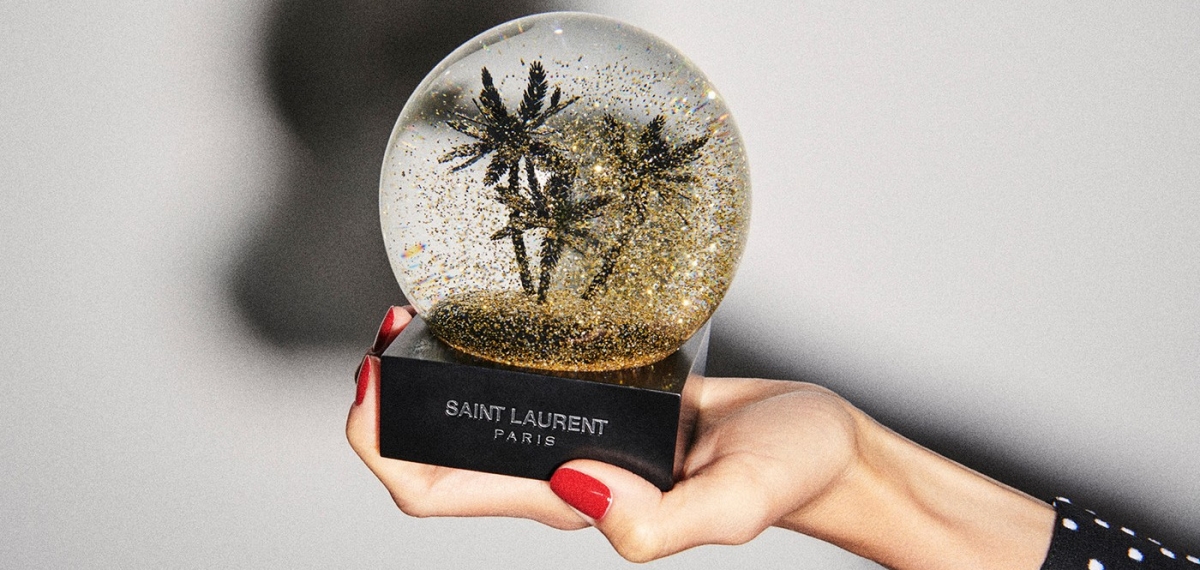 Лыжи, ёлки и золотой шоколад: Saint Laurent выпустили серию рождественских подарков