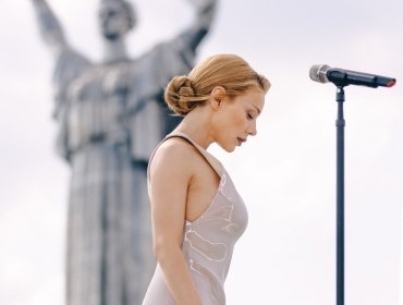 Тіна Кароль та Дайан Уоррен презентували пісню під назвою "One nation under love"