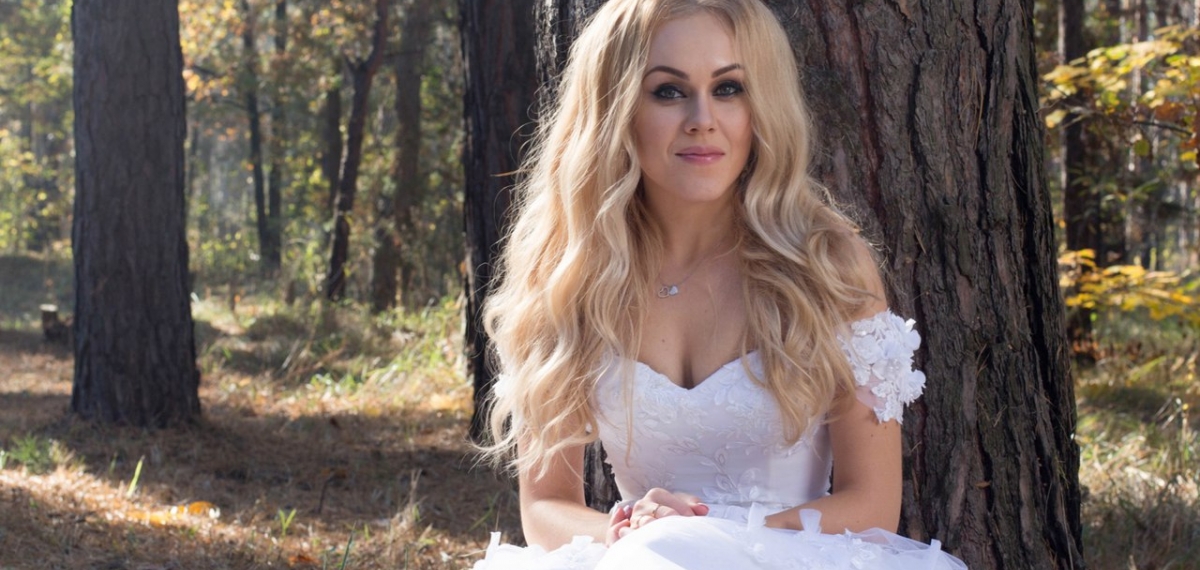 Alyosha примерила образ сбежавший невесты на съемках нового клипа