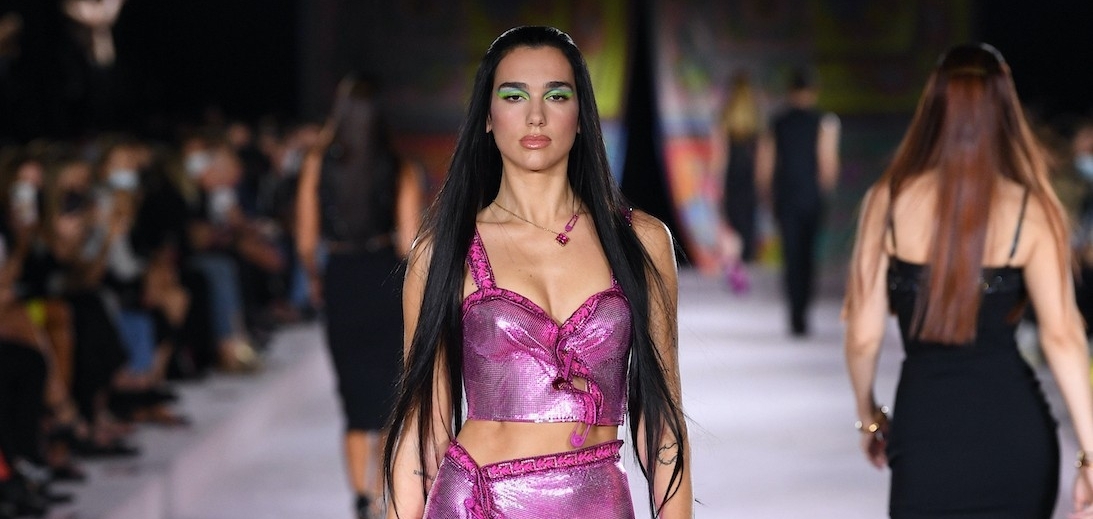 Великолепная Дуа Липа дебютировала на показе VERSACE SS22