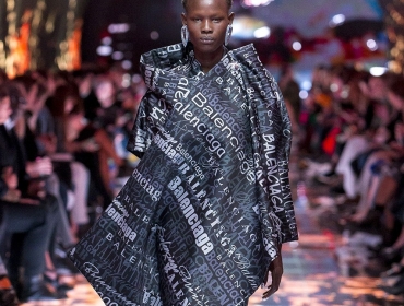 Огромные плечи и кожа в новой коллекции Balenciaga SS19