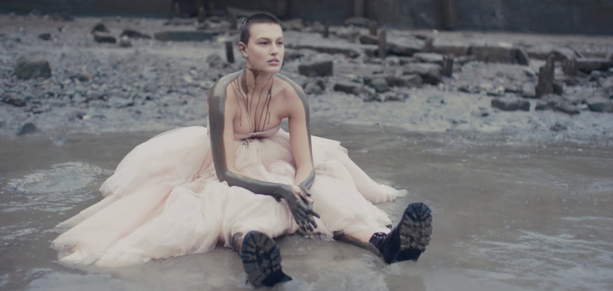 Alexander McQueen и артхаус-режиссер Джонатан Глейзер представили фильм SS21